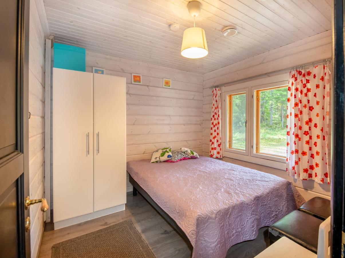 Laehderinne - 2 Bedroom Log Cabin, Private Beach, Wifi & Sauna Puolanka Exterior photo